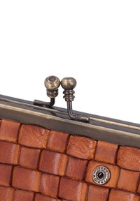 Pochette en cuir tissé marron avec un fermoir métallique comprenant deux boutons ronds. Texture et motif remarquables provenant des bandes de cuir entrelacées.