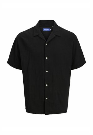 Chemise noire à manches courtes en tissu texturé ; dotée d'un devant à boutons et d'un col classique avec des boutons blancs.