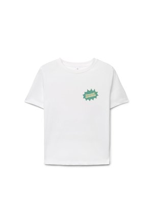 T-shirt blanc à manches courtes avec col rond et petit motif étoilé vert sur le côté gauche de la poitrine avec l'inscription "Homemade Goodness."