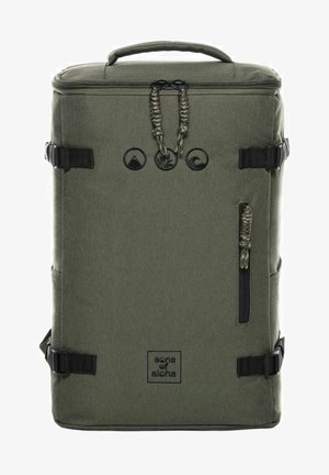 Sac à dos vert olive en tissu texturé, avec une poignée supérieure, trois logos ronds, une poche zippée à l'avant et des bretelles latérales réglables.