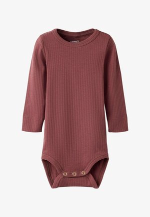 Geribbelde longsleeve bodysuit in gedempt bordeauxrood, met een ronde halslijn en drukknopen aan de onderkant voor makkelijke aan- en uittrekken.