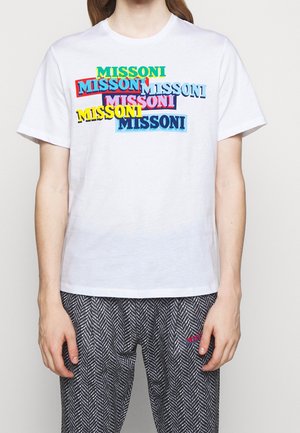 Biały bawełniany T-shirt z wielokolorowym napisem „MISSONI” w wyraźnych, nakładających się na siebie stylach. Krótkie rękawy i okrągły dekolt.