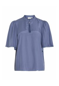 Blå kortärmad blus med rund krage, nyckelhalsringning och scallop-detalj längs ärmarna och fållen. Slät tygstruktur.