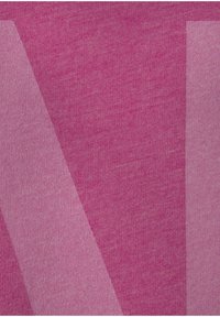 Strickstoff in verschiedenen Rosatönen mit einer subtilen Textur und überlappenden geometrischen Formen. Weich und glatt mit einheitlichem Erscheinungsbild.