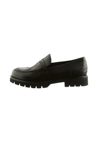 Zwarte leren instappers met een ronde neus en decoratieve stiksels, voorzien van een dikke rubberen zool met een gestructureerde, gripvaste afwerking.