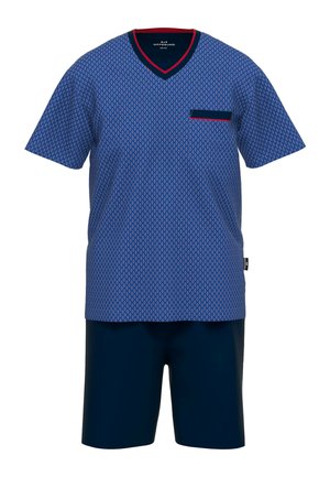 Blau gemustertes Kurzarm-V-Ausschnitt-Shirt mit marineblauen Shorts. Das Shirt hat ein Rautenmuster, rote Akzente und eine Brusttasche.