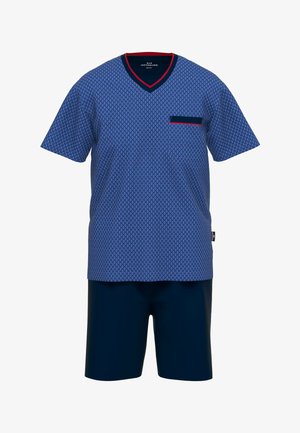 Blauw gemusterd T-shirt met korte mouwen en V-hals, gecombineerd met marineblauwe shorts. Het shirt heeft een ruitpatroon, rode accenten en een borstzakje.