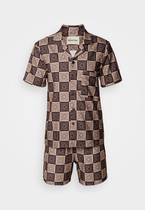 Ensemble de pyjama à manches courtes avec motif en beige et marron. Présente des motifs à blocs avec des dessins floraux. Chemise à boutons et short assorti.