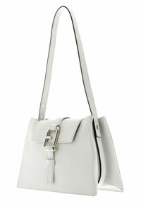 Witte leren handtas met een gestructureerde vorm, platte klep, zilverkleurige hardwaregesp, enkele verstelbare schouderband en zwarte accenten.