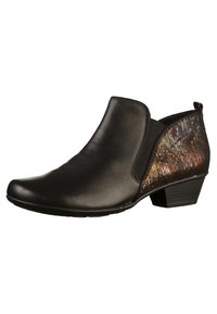 Stivaletto in pelle nera con pannelli elastici laterali e retro metallico texture, caratterizzato da un tacco basso e robusto. Finitura liscia, design elegante.