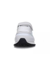 Scarpa atletica bianca dal design elegante, con una parte superiore in morbido camoscio e mesh, lacci elastici e una suola in gomma nera testurizzata.