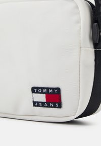 Tommy Jeans DAILY CROSSOVER - Axelremsväska - ancient white