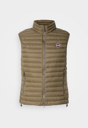 Gilet scamosciato verde oliva con colletto alto, zip frontale a tutta lunghezza e due tasche laterali. Presenta cuciture a rombo orizzontali e una patch con logo.