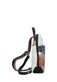 Schwarze und weiße Leder-Umhängetasche mit geometrischem Muster, silberner Hardware, verstellbaren Trägern und dekorativem Schlüsselanhänger-Akzent.