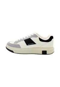 Sneaker bianca con accenti in suede grigio, logo nero su un lato e retro testurizzato. Presenta una punta rotonda e una soletta imbottita per il comfort.