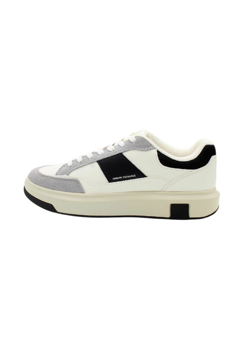 Sneaker bianca con accenti in suede grigio, logo nero su un lato e retro testurizzato. Presenta una punta rotonda e una soletta imbottita per il comfort.