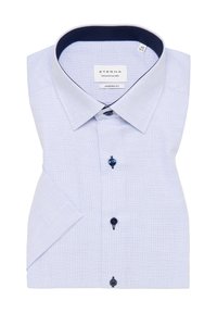 Camicia a righe blu chiaro con colletto blu navy e bottoni decorativi. Caratterizzata da una vestibilità moderna con una texture fresca e maniche corte.