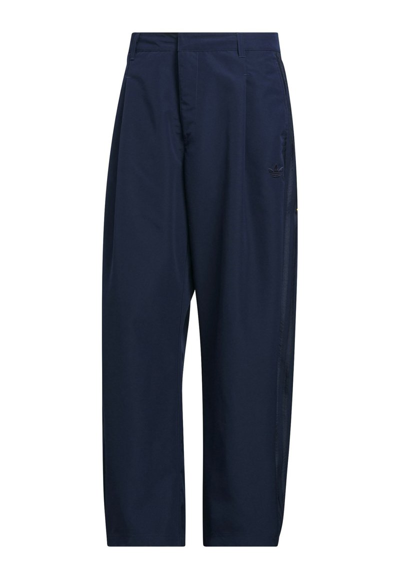 Pantalones azul marino de corte relajado con detalles de rayas laterales y bolsillos con cremallera, con un sutil logo bordado en la cadera.
