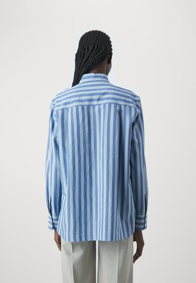 Blau gestreiftes Hemd mit Knöpfen aus leichtem Stoff, das verschiedene Blautöne, lange Ärmel und eine lockere Passform aufweist.