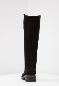 Stivale nero in suede alto fino al ginocchio con tacco chunky, caratterizzato da una superficie liscia, chiusura con zip posteriore e dettagli di cucitura sottili.