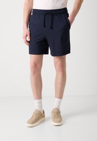 Bermudas informales de color azul marino con cintura elástica, cierre con cordón, bolsillos laterales y un acabado de tela texturizada.
