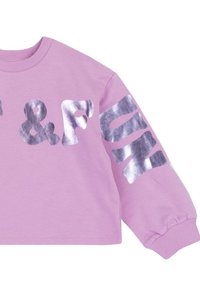 Sweatshirt cropped viola con testo riflettente argento. Presenta maniche lunghe e polsini a costine. Texture morbida, design casual.