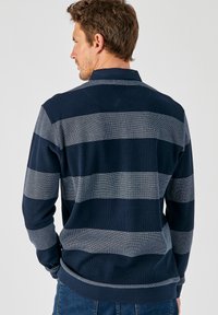 Navy- und grauer gestreifter Langarmpolo, aus strukturiertem Stoff, mit Kragen und gerippten Bündchen, entspannter Passform und abgerundetem Saum.