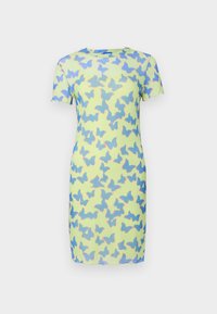 Robe à manches courtes en tissu vert clair, ornée d'un motif de papillons bleu et rose. Texture lisse avec une silhouette ajustée.