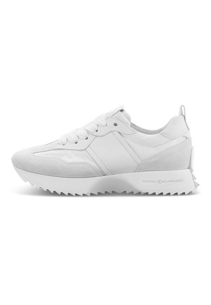 Witte sneakers van een mix van glad leer en suède, een gestructureerde zool met een zigzagpatroon en platte veters. Merkenlogo op de hiel.