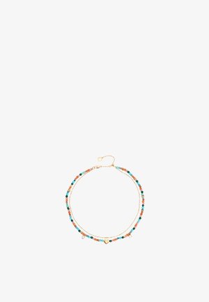 Gouden laagjesketting met kleurrijke kralen in teal, oranje en groen, versierd met hart- en parelaccenten. Ideaal voor casual draagstijl.