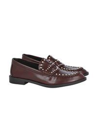 Mocasines de cuero burdeos con tachuelas plateadas en el empeine, costuras intrincadas y un bajo tacón de goma negra. Textura suave, forma clásica.