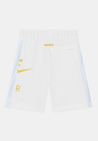 Bílé sportovní šortky s bočními panely z síťoviny ve světle modré barvě, s žlutým logem "NIKEAIR" a malou zadní kapsou. Součástí je elastický pas.