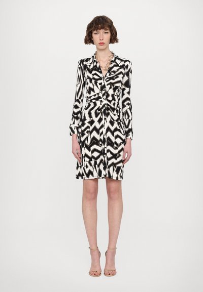 Rochie camasa cu model alb-negru, cu guler, deschidere cu nasturi, maneci lungi si talie ajustata, avand un design geometric.