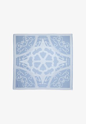 Jasnoniebieski jedwabny szal z misternymi białymi wzorami i logo "GUESS" w dwóch narożnikach. Wzór obejmuje kształty geometryczne i pętle.