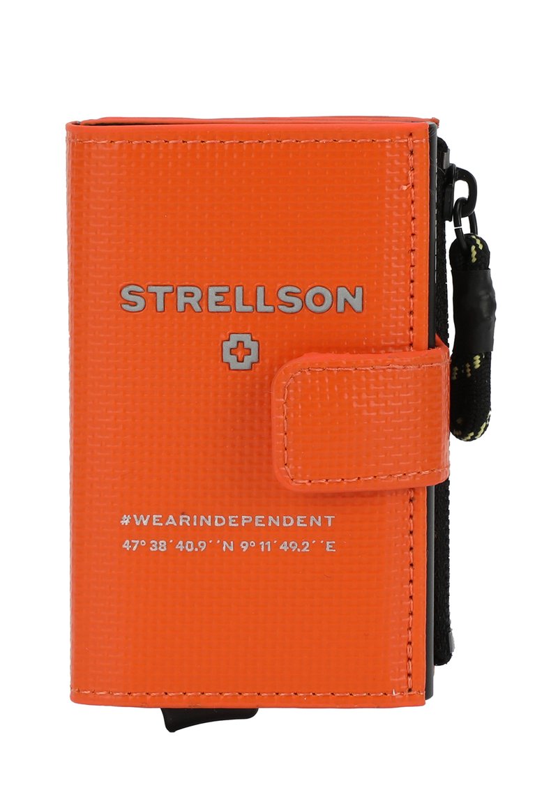 Portafoglio arancione realizzato in materiale testurizzato con chiusura a scatto, con il logo "STRELLSON", un hashtag e le coordinate geografiche stampate sul davanti.