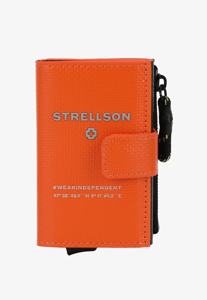 Oranžová peněženka vyrobená z texturovaného materiálu s uzávěrem na klips, s logem "STRELLSON", hashtagem a vytištěnými geografickými souřadnicemi na přední straně.