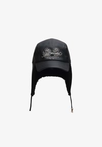 Gorro de aviador de cuero negro con orejeras de piel, presenta diseños de rosas bordadas en plata y correas ajustables para un mejor ajuste.