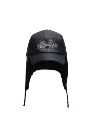 Casquette d'aviation en cuir noir avec des oreillettes en fourrure, ornée de designs de roses brodés en argent et de lanières réglables au menton pour un ajustement parfait.