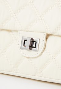 ONLY ONLFLORENCE CROSSBODY BAG - Axelremsväska - whitecap grey/silver metal