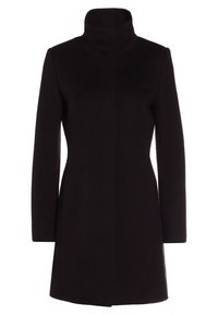 Sort frakke med høj, foldet krave; lavet af et blødt, tekstureret stof. Har en slank silhuet og lange ærmer uden synlige lukninger.