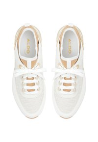 Weiße Sneakers mit Obermaterial aus strukturiertem Stoff, beigen Akzenten und flachen weißen Schnürsenkeln. Verfügt über eine Gummisohle und einen gepolsterten Kragen für zusätzlichen Komfort.
