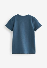 Kortärmad t-shirt gjord av mjukt, texturerat tyg i en djup blå färg. Har en rund halsringning och en avslappnad passform.