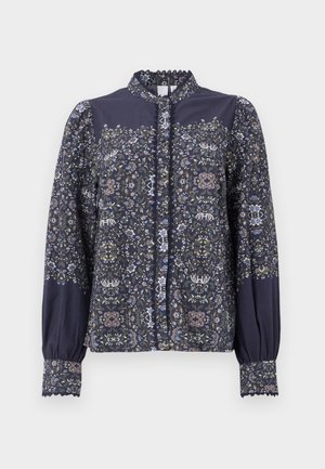 Blusa button-up a maniche lunghe con motivo floreale scuro, yoke e maniche blu navy, colletto alto e rifiniture in pizzo sui polsini e sul collo.