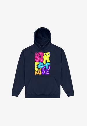 Marineblauwe hoodie met voorzak en meerkleurige, gestileerde tekst "STREETWISE" op de borst.