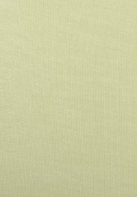 Lichtgroene gebreide stof met een fijne ribbeltextuur, uniforme uitstraling, gemiddelde dikte, geschikt voor verschillende textieltoepassingen.