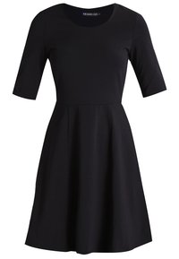Svart kortärmad klänning med rund halsringning, figurnära liv och utsvängd kjol. Tillverkad av mjukt, sträckt tyg utan synliga mönster.