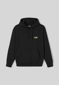 Haut noir à capuche avec poche kangourou à l'avant, cordon de serrage à la capuche, poignets côtelés, et un petit logo brodé en jaune sur la poitrine gauche.