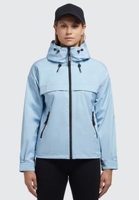 Veste bleu clair avec capuche, dotée d'une fermeture éclair et d'accents noirs, de deux poches avant et d'une texture lisse.