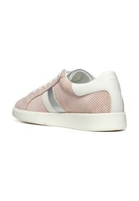 Sneaker in suede rosa chiaro con striscia laterale argentata, dettagli bianchi, tomaia forata e suola in gomma bianca. Progettata per traspirabilità e comfort.