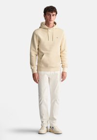 GANT REG SHIELD - Jersey con capucha - silky beige